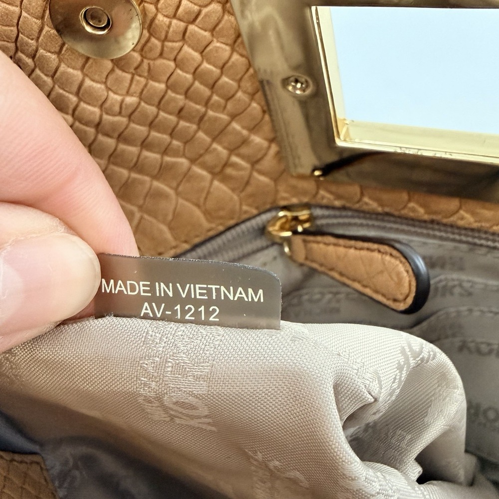 Michael Kors Tan Snakeskin Embossed‎ Leather Clutch Gold Frame - Picture 6 of 9